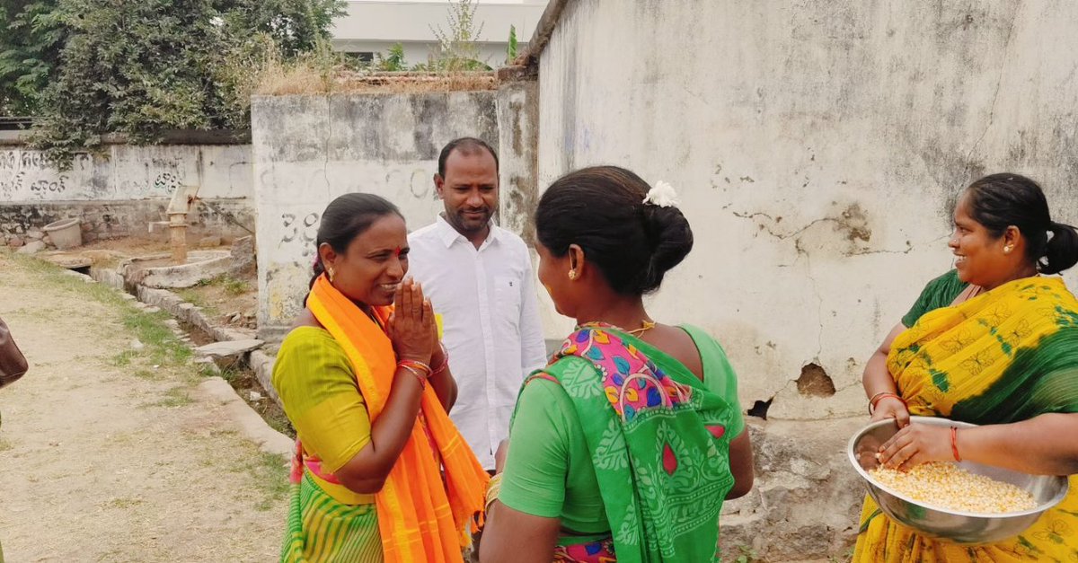 Shobhakka_BJP's tweet photo. అసెంబ్లీ ఎన్నికల ప్రచారంలో భాగంగా

గంగాధర మండలం కురిక్యాల గ్రామంలో పర్యటించి కమలం పువ్వు గుర్తు మీద ఓటు వేసి బిజెపి ని గెలిపించాలని కోరాను

 #Vote4BJP #BJP4IND  #BJP4Telangana #BJP4Choppadandi #Shobhakka4Choppadandi https://t.co/NH22fAbwVB
