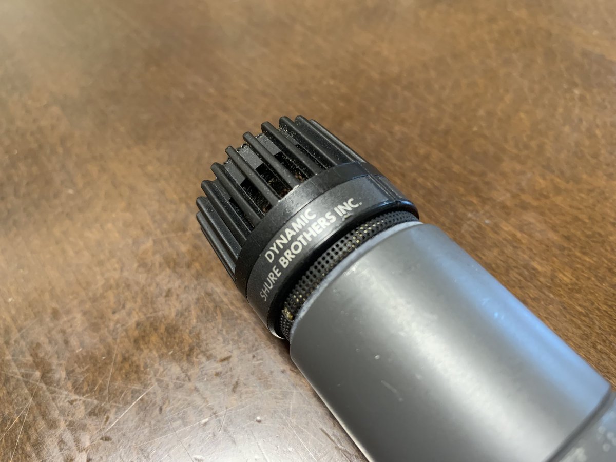 taketo54's tweet photo. レアマイクをゲッツ!
Shure PE65LというSM57にスイッチが付いたようなマイク。
SHURE BROTHERSの表記があるから少なくとも23年以上は前のもので、おそらく1980年代かな?
周波数特性はSM57に似てるけど高域の上がり方を見ると聴感上はかなり違いが出そう。
#SHURE
#PE65
#SM57
#dynamicmic
#シュア https://t.co/2CfysmWwVv
