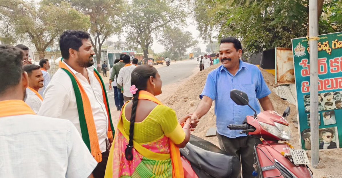 Shobhakka_BJP's tweet photo. అసెంబ్లీ ఎన్నికల ప్రచారంలో భాగంగా

గంగాధర మండలం కురిక్యాల గ్రామంలో పర్యటించి కమలం పువ్వు గుర్తు మీద ఓటు వేసి బిజెపి ని గెలిపించాలని కోరాను

 #Vote4BJP #BJP4IND  #BJP4Telangana #BJP4Choppadandi #Shobhakka4Choppadandi https://t.co/NH22fAbwVB