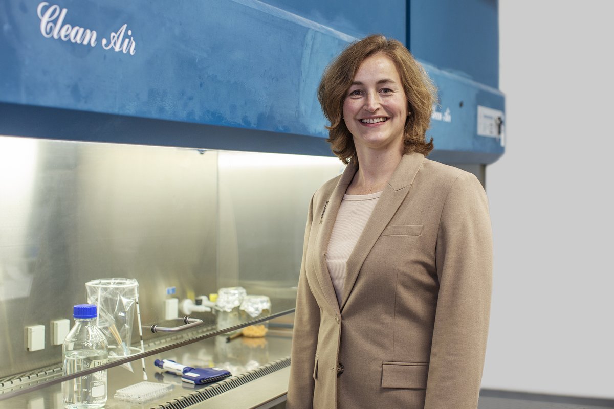 Immunoloog Hermelijn Smits wil een preventieve neusspray tegen virusinfecties ontwikkelen. “Ik hoop dat ouderen of mensen met astma die neusspray straks bij de drogist kunnen kopen en ook zij de winter goed doorkomen.” 👉 bit.ly/3sfHPh9