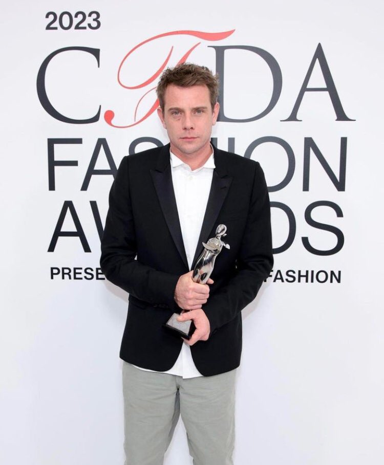 pradapearll's tweet image. the winner of the international designer of the year is JONATHAN ANDERSON 🫶🏼