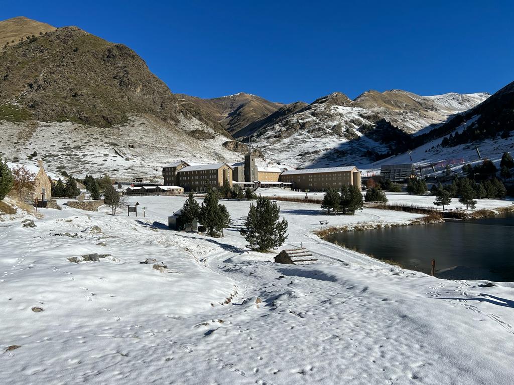 ValldeNuria's tweet photo. ❄️ Heu vist com ha quedat #ValldeNúria després de la nevada d'ahir? 😍 https://t.co/AmO5rqgMZG