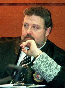 ConsuorF's tweet photo. #TalDiaComoHoy del 2001 #ETA asesinó en #Getxo a José María Lidón, magistrado, delante de su mujer y uno de sus hijos. Terrible escena  que jamás podrán borrar, ver morir a tu padre y marido en tus brazos. Impotencia, desesperación...

#memoriareciente 

HILO ⤵️ https://t.co/O2YHIKPJBb