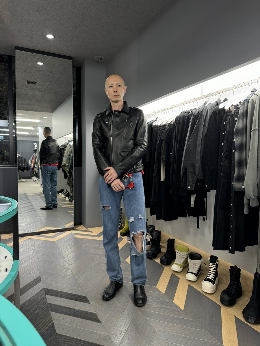 nubian_combo's tweet photo. このRick Owensのモデル見た事あると思ったらうちのスタッフの君じゃないか。なんでもパリコレのランウェイでTyrone Dylanに続く2体目なので実質1stルックで歩かせてもらったとの事。彼は週5で原宿店に居るみたいだからリックのコーデ相談はもちろん中々聞けないパリコレの話しなんかも聞いてみてな。 https://t.co/SdXY98539d