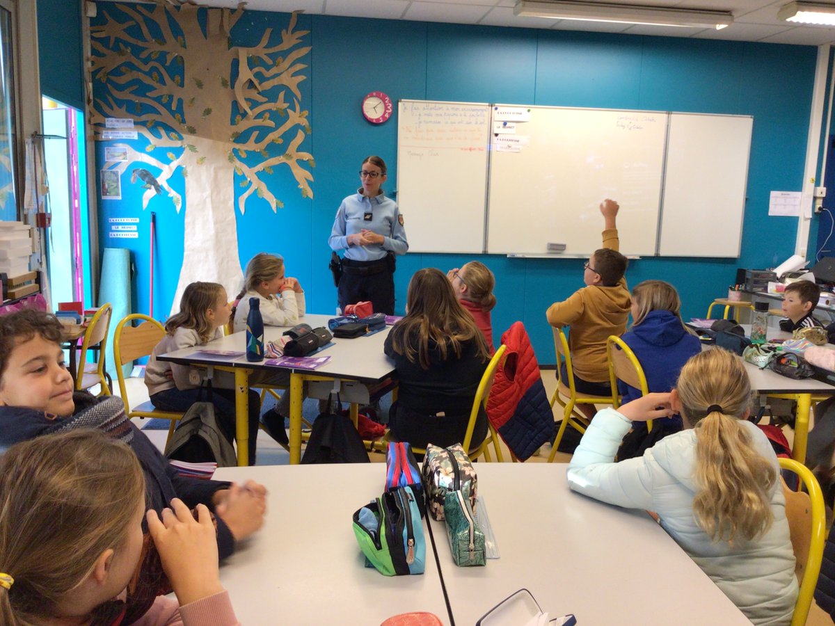 Quand la gendarmerie rencontre nos écoliers... Retour sur cette matinée d'échange entre la gendarmerie et la classe de CM2, à travers une sensibilisation au harcèlement à partir des réseaux sociaux...
#harcelementscolaire #gendarmerienationale #ecoliers