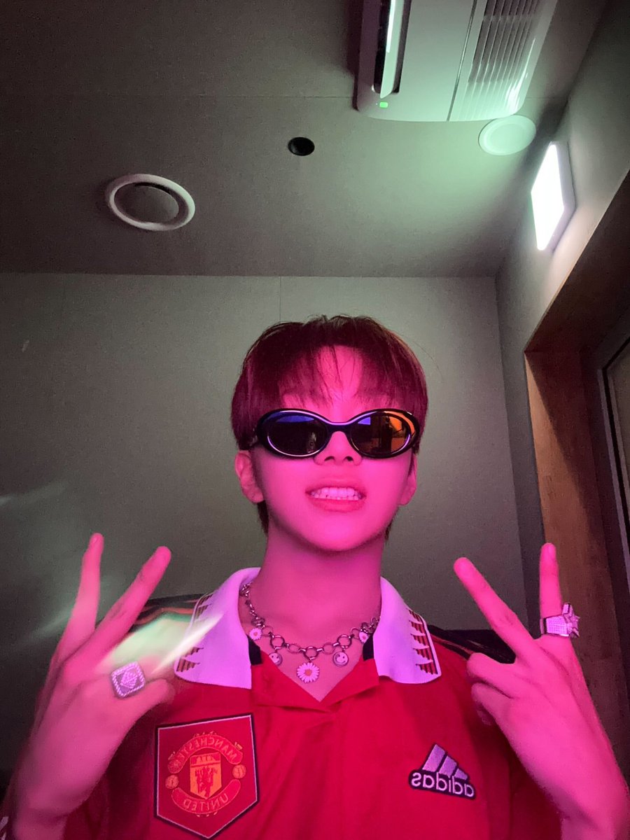 BOYNEXTDOOR_twt's tweet photo. 아ㅏㅏ 반지를 안 챙겨 왔네 ㅠ 아쉽구만;; 😅 

#ONEDOOR
 ❤️
#BOYNEXTDOOR 
#보이넥스트도어
#WOONHAK
#운학 https://t.co/VtvJ8V1lME
