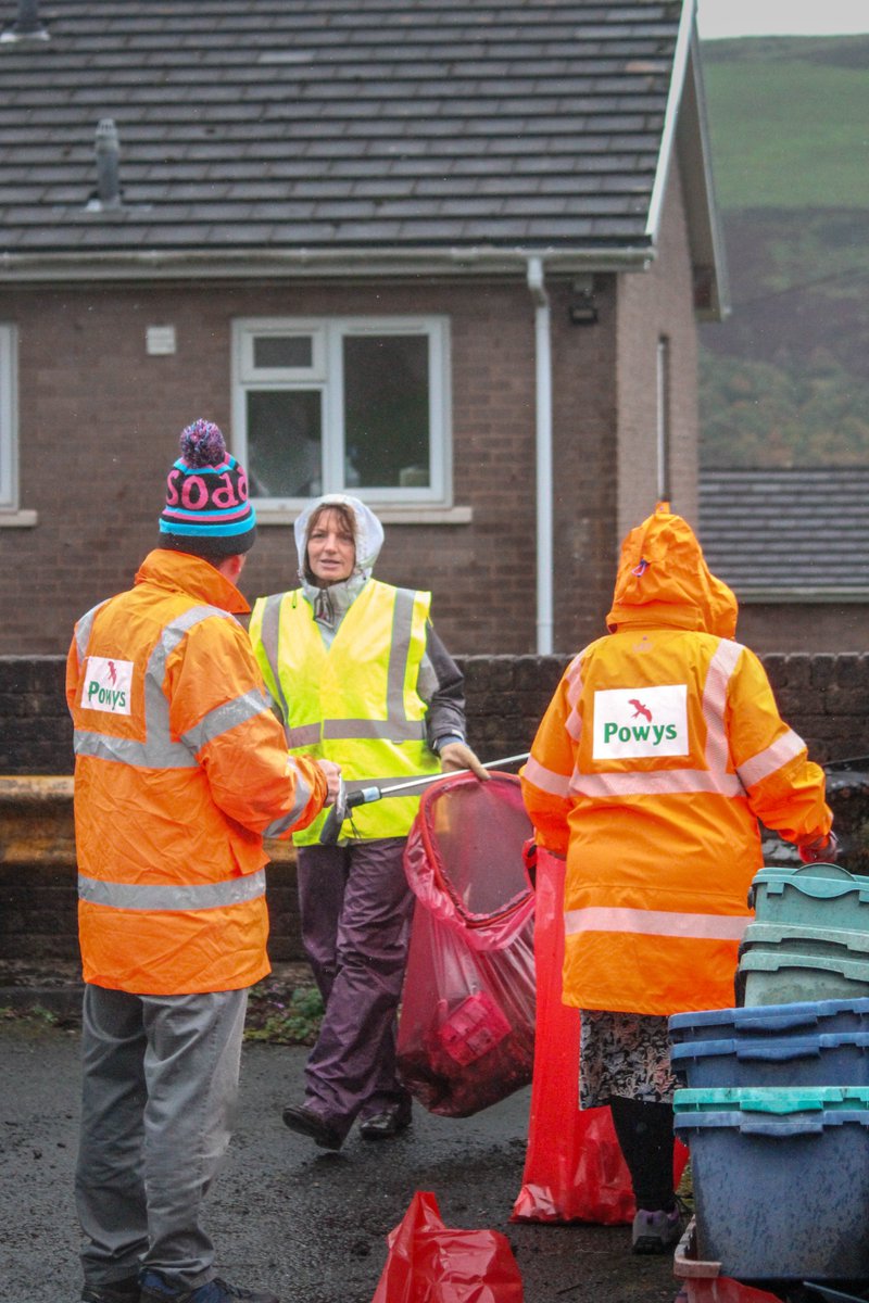 PowysRecycles's tweet photo. Local Councillors mucking in with community litter picking in Rhayader #tidy
Cynghorwyr Lleol yn ymgasglu รข chasglu sbwriel cymunedol yn Rhaeadr #taclus
#CaruCymru
๐ด๓ ง๓ ข๓ ท๓ ฌ๓ ณ๓ ฟ๐โป๏ธ๐งน๐ฏ https://t.co/zJ9gskT5KM