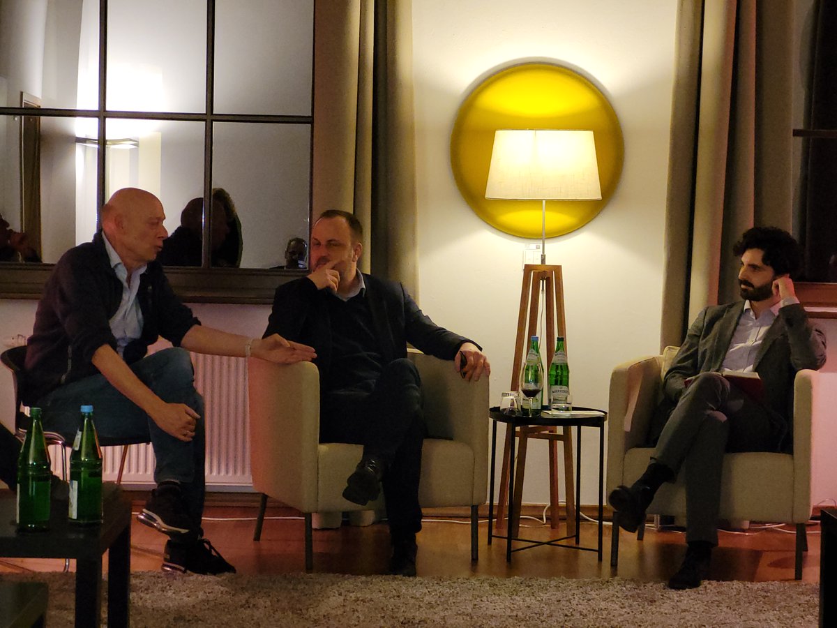 VPNderad's tweet photo. Danke @PeterRNeumann für aufschlussreiche Einblicke in die Mechanismen des globalen Dschihadismus und wie er den Rechtsextremismus hierzulande befeuern wird - Anregende Diskussionen mit einem meinungsstarken Publikum anlässlich unseres Kamingesprächs gestern @ThomasMcke3 @RufMaks https://t.co/Zq2ODWcSyj