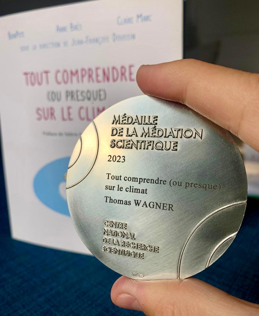 Immense bonheur de recevoir hier soir la médaille CNRS de la médiation scientifique pour notre ouvrage Tout comprendre (ou presque) sur le climat !

Un travail collectif avec Claire Marc, Anne Brès et plus de 20 scientifiques sans qui tout cela n'aurait jamais vu le jour 🙏