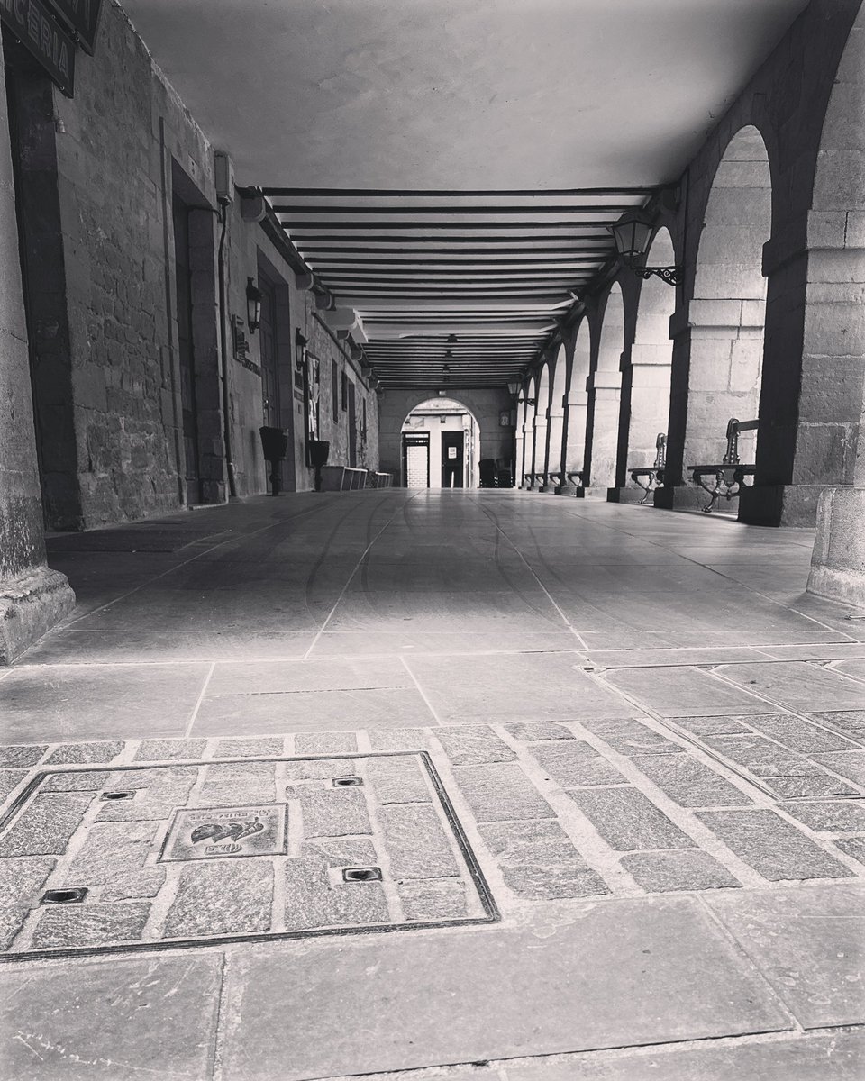Javier_Lekuona's tweet photo. En la Plaza Mayor de #Laguardia, bajo el #relojcarrillón, me encuentro con el #encantolocal de unos soportales, que dan acceso a viviendas y comercios, un espacio de #actividad, además de #refugio para el calor del #verano y las lluvias y el frío del #invierno #alavaturismo #fdd https://t.co/AfSci6rSje