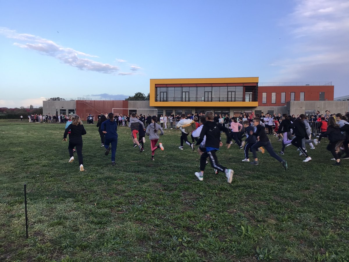 Les jeunes du CM2 de l’école, du collège et du lycée étaient réunis jeudi 19 octobre pour un cross d’établissement en lien avec  les Jeux Olympiques 2024.
#cross #sport #course