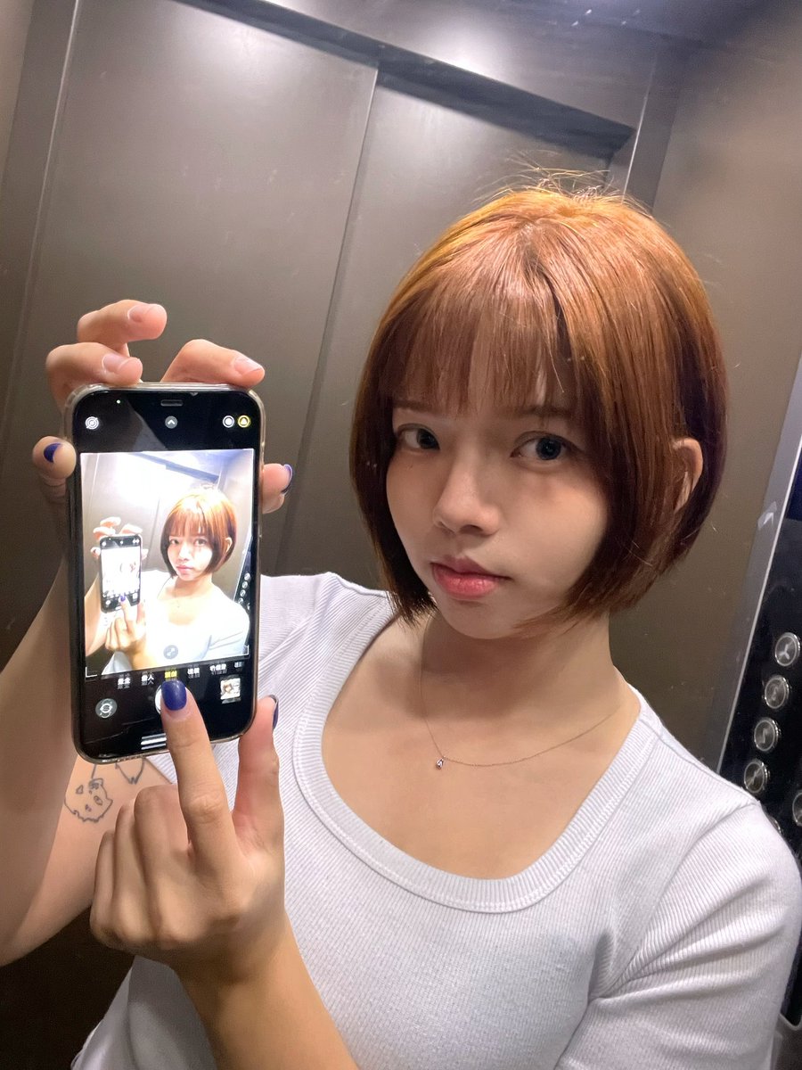 最近流行的自拍方式😂😂 https://t.co/Mqujqlfh4c