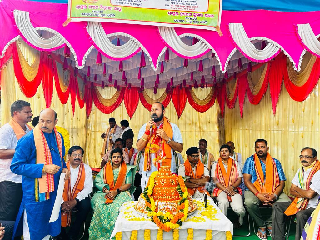 Bapu4Talcher's tweet photo. ଆଜି ତାଳଚେର ବ୍ଲକ ଅନ୍ତର୍ଗତ କଳମଛୁଇଁ ଗ୍ରାମରେ ଅନୁଷ୍ଠିତ ହୋଇଥିବା ପବିତ୍ର ଗଜଲକ୍ଷ୍ମୀ ପୂଜାର ଉଦଯାପନୀ ଉତ୍ସବରେ କେନ୍ଦ୍ରୀୟ ଲକ୍ଷ୍ମୀ ପୂଜା କମିଟି ଆନୁକୂଲ୍ୟରେ ଆୟୋଜିତ ଲଡୁ ନିଲାମ ମହୋତ୍ସବରେ ମୁଖ୍ୟ ଅତିଧି ଭାବେ ଯୋଗଦେଇଥିଲି  ।। https://t.co/vgyUAKaoZb