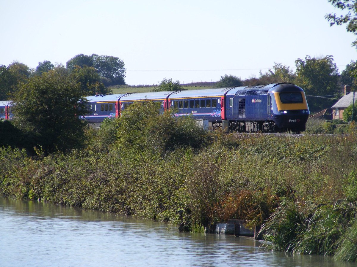 Davidal20103984's tweet image. The way it was.  First GW liveried (was that known as Barbie?) hst passing Cofton alongside the Kennet and Avon. #highspeedtuesday #hst #hs125