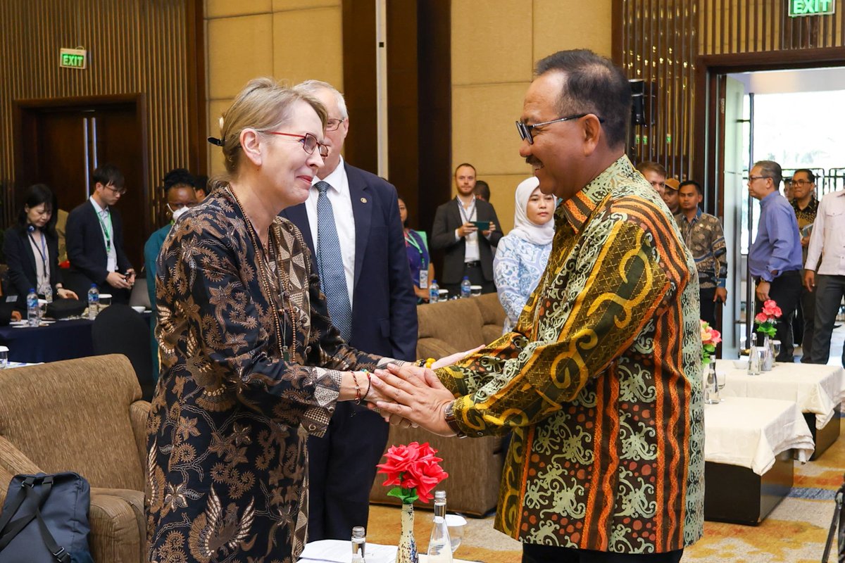 valeriejulliand's tweet image. Almost 12 million people in urban areas are living in unsafe &amp;amp; unhealthy conditions. But there is hope. @UNinIndonesia looks forward to working with @ikn_id to unlock the potential of sustainability transitions to make #Nusantara a smart, green, &amp;amp; inclusive hub. #SpatialPlanning