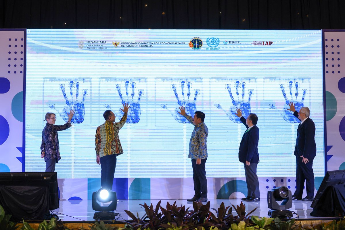 valeriejulliand's tweet image. Almost 12 million people in urban areas are living in unsafe &amp;amp; unhealthy conditions. But there is hope. @UNinIndonesia looks forward to working with @ikn_id to unlock the potential of sustainability transitions to make #Nusantara a smart, green, &amp;amp; inclusive hub. #SpatialPlanning