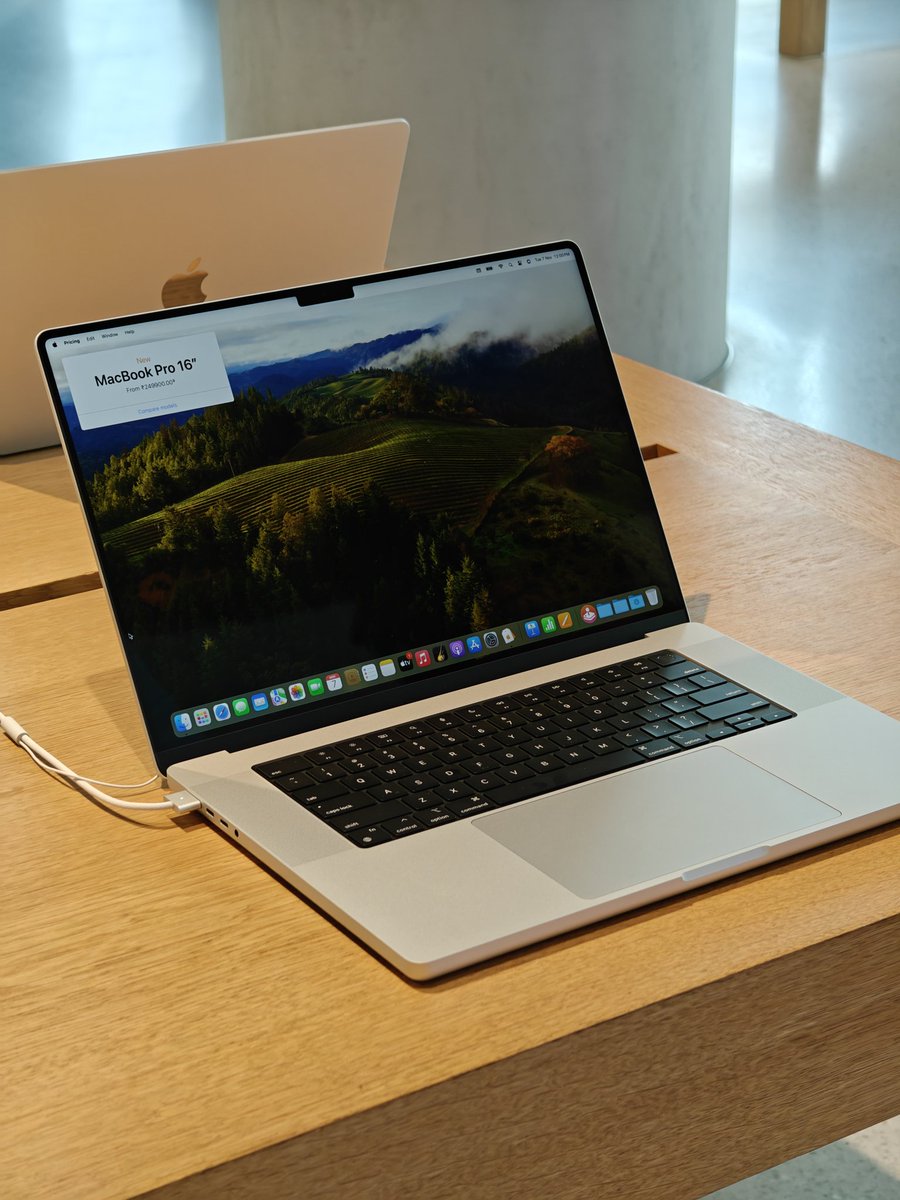 Brand new MacBook Pro 14' & 16' live from the Apple BKC store 🔥 This new color is 😍