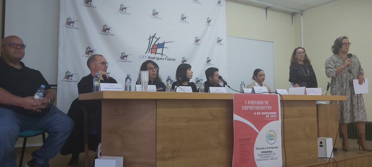 La I Jornada de emprendimiento del <a href="/CIFP_Fabres/">CIFP Rodríguez Fabrés</a> se inició con la inauguración, en representación del Director provincial de Educación de Salamanca <a href="/educacyl/">Educación JCyL</a>, de la asesora técnico docente del Área de programas educativos, Ana Gálvez y de la directora del centro Ana García
