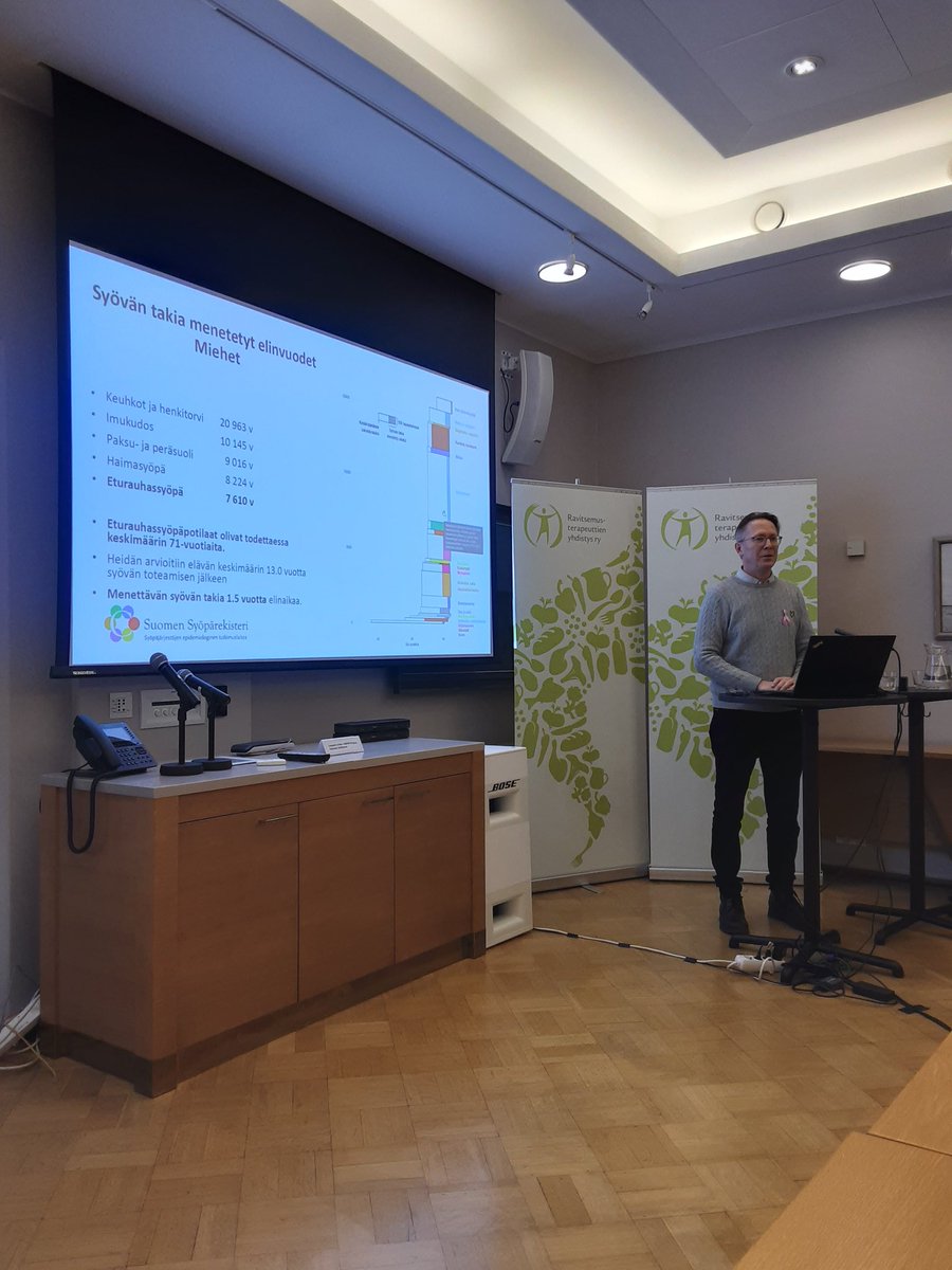 Ensimmäisen luennon aiheena on suomalaisten syövät. Johtaja, syöpäepidemiologian professori Janne Pitkäniemi Syöpärekisteristä kertoi syöpäilmaantuvuudesta ja syöpäkuolleisuudesta. #ravitsemuspäivät #ravitsemusviikko #syöpä