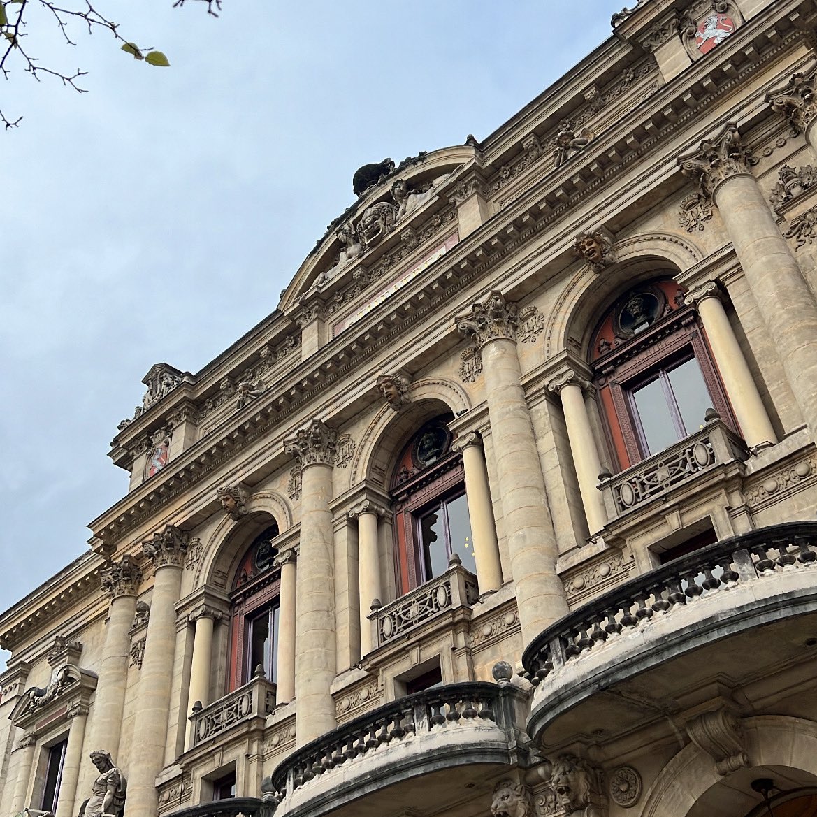 Dubruitaubalcon's tweet image. 🟡 En direct : conférence de #presse de la @FeteLumieres au Théâtre des @celestins ! #servicepresse #relationspresse #FDL2023 #lyon