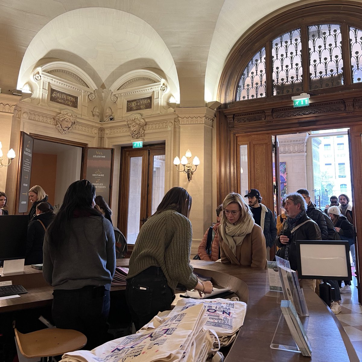 Dubruitaubalcon's tweet image. 🟡 En direct : conférence de #presse de la @FeteLumieres au Théâtre des @celestins ! #servicepresse #relationspresse #FDL2023 #lyon