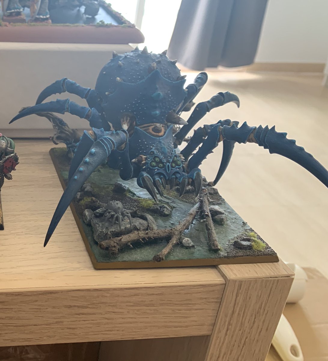 CunaoDesembarco's tweet photo. Últimamente he estado trabajando en un proyecto distinto de #Warhammer #WarhammerFantasy

Compré una “miniatura” de segunda mano a mitad de pintar: la Arachnarok.

Al llegar la “mini” el nivel de pintura parecía superior al mío así que me propuse darle mimo para no desmerecerla. https://t.co/lfKmaKn8aZ