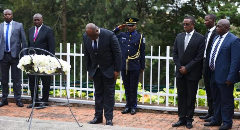 bola2016's tweet photo. Tel père, tel fils !

Ils ont toujours roulé pour le Rwanda qu'ils n'avaient d'ailleurs jamais condamné.

Deux mois seulement après sa prise de pouvoir, le fils s'est  précipité au Rwanda où il a officiellement reconnu, le 25 mars 2019, dans le livre d'or du mémorial de Gisozi, que les millions de Congolais massacrés en RDC, en partie par l'armée du Rwanda, ne sont que "les effets collatéraux" du génocide commis au Rwanda.

En d'autres termes, le fils a repris le narratif du père (le même que celui du Rwanda), lequel établit la responsabilité de la RDC pour justifier la guerre que mène le Rwanda contre la RDC.

Aujourd'hui, pour tromper les Congolais et vouloir se maintenir au pouvoir, le fils fait semblant de crier au voleur, en se livrant à une sorte de pantalonnade contre le Rwanda, tout en dilapidant les caisses de l'État.

Il est un véritable danger pour la RDC. Il faut le stopper !
