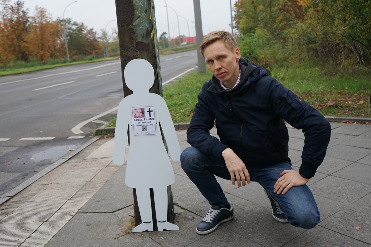 Perowinger94's tweet image. Vor zwei Wochen hatte ich ein intensives 2-stündiges Gespräch mit Julian Herwig, dem Vater der elfjährigen Louisa, die 2022 von einem über Rot fahrenden Autofahrer in Berlin getötet wurde. Wir trafen uns am Grab seiner Tochter, bei ihm zuhause und am Unfallort in Berlin-Marzahn.…