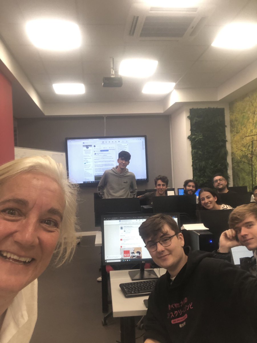 PS_RecHum's tweet image. Una vez más hemos tenido la oportunidad de estar junto a Core Networks Sevilla impartiendo #OrientaciónLaboral a #FormaciónProfesional de los GS DAM y DAW 😃.
Y es que, tan importante es dominar las materias ¡como entender el mercado laboral ¡Gracias! ❤️ #empleo