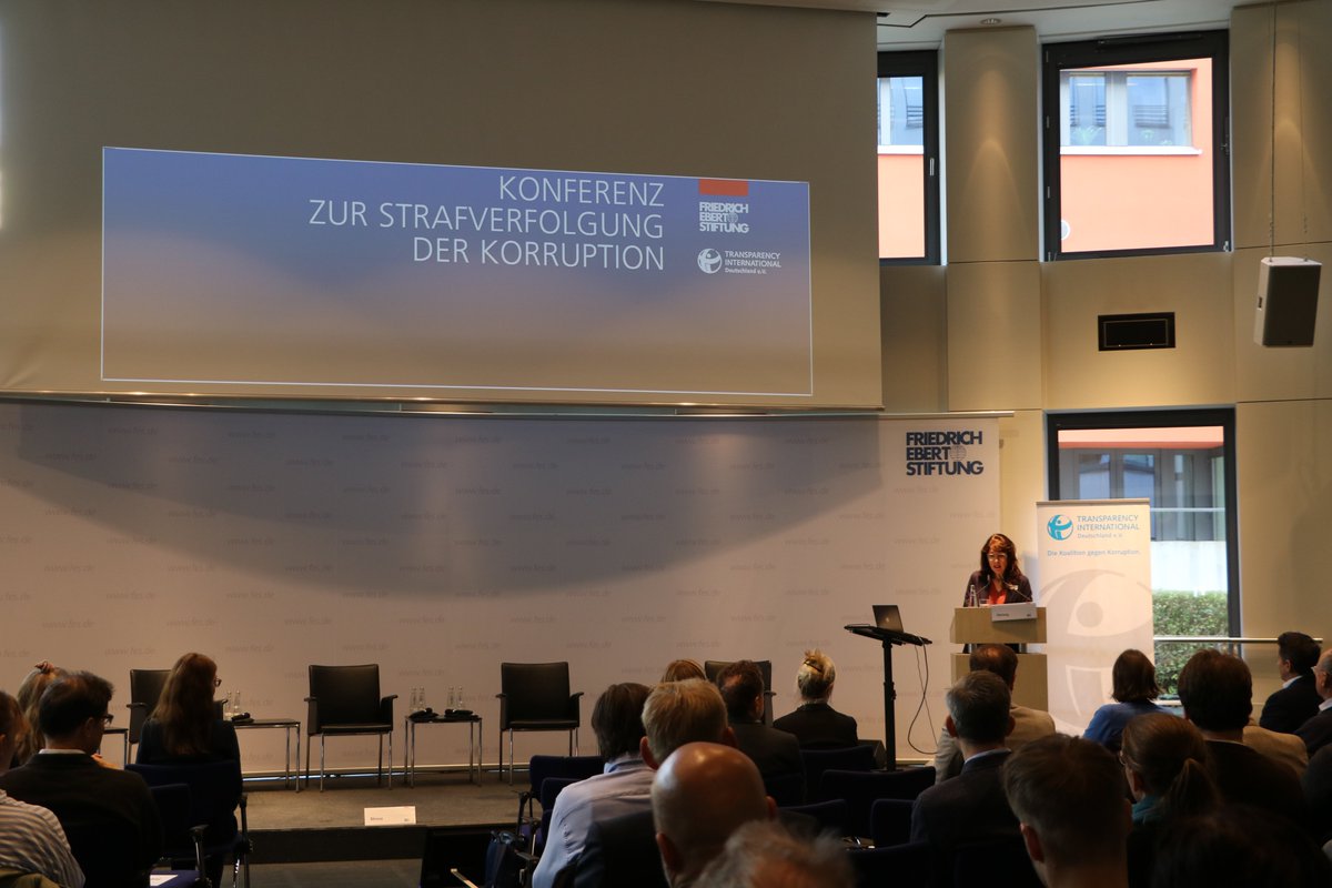 <a href="/julia_blaesius/">Julia Bläsius</a> <a href="/FESonline/">Friedrich-Ebert-Stiftung</a> @bmj_bund <a href="/MarcoBuschmann/">Marco Buschmann</a> <a href="/ak_herzog/">Alexandra Herzog</a> <a href="/AnnaMaijaMerten/">Anna-Maija Mertens</a> <a href="/sonjaeichwede/">sonjaeichwede</a> <a href="/MdbMuller/">Carsten Müller MdB</a> <a href="/c_dankbar/">Christine Dankbar</a> .<a href="/ak_herzog/">Alexandra Herzog</a> betont, dass wir bei der Bekämpfung von #Korruption den Blick für die globalen systemischen Auseinandersetzungen weiten müssen. 

Es müsse verstärkt diskutiert werden, ob Behörden, Unternehmen, Medien und Zivilgesellschaft dafür bereit und wachsam genug seien.
