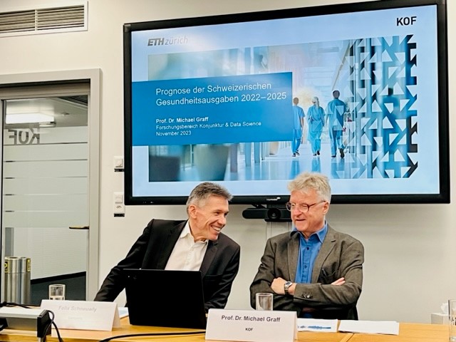 Eli_Rizzi's tweet photo. Die von @comparis finanzierte Prognose @kofeth zeigt wachsende Bedeutung von Gesundheit bei privatem Konsum (nicht nur steigende Versicherungsprämien!). 1993 war Gesundheitspflege erst 10.2% des LIK. 2023 sind es 15.3%.  @felixschneuwly @BAG_OFSP_UFSP #gesundheitskosten #kvg https://t.co/L96ftW5R9l