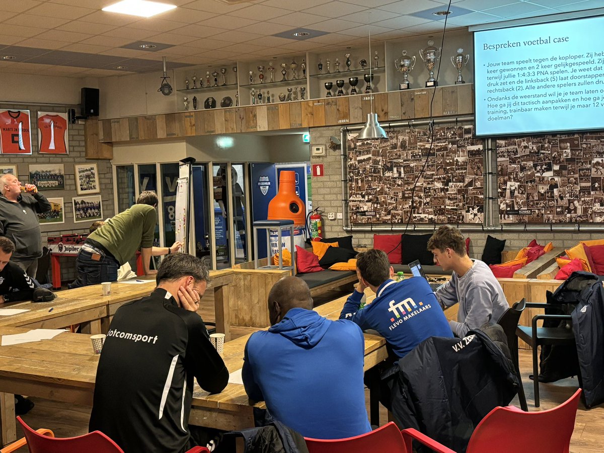 Interessante avond met onze bovenbouw selectie trainers! #elkaarbetermaken #trainersoverleg #voetbalprobleem <a href="/vvZeewolde/">vvZeewolde</a>