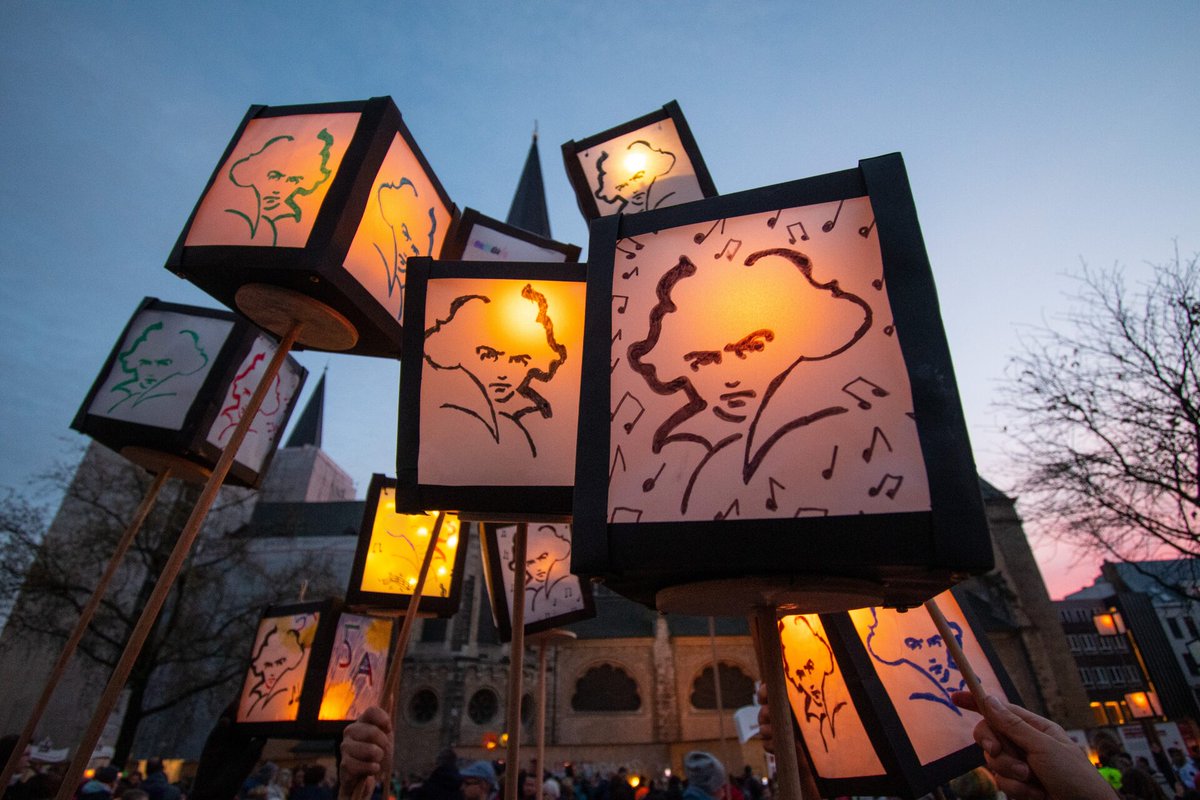 Heute: Martinszüge in Bonn
In der ganzen Stadt finden heute Martinszüge statt. Auf dem Marktplatz vor dem alten Rathaus gibt es abschließend ein großes Martinsfeuer. 
Alle Züge und Infos:
bonn.de/bonn-erleben/a…
Fotos: cc-by-sa Sascha Engst