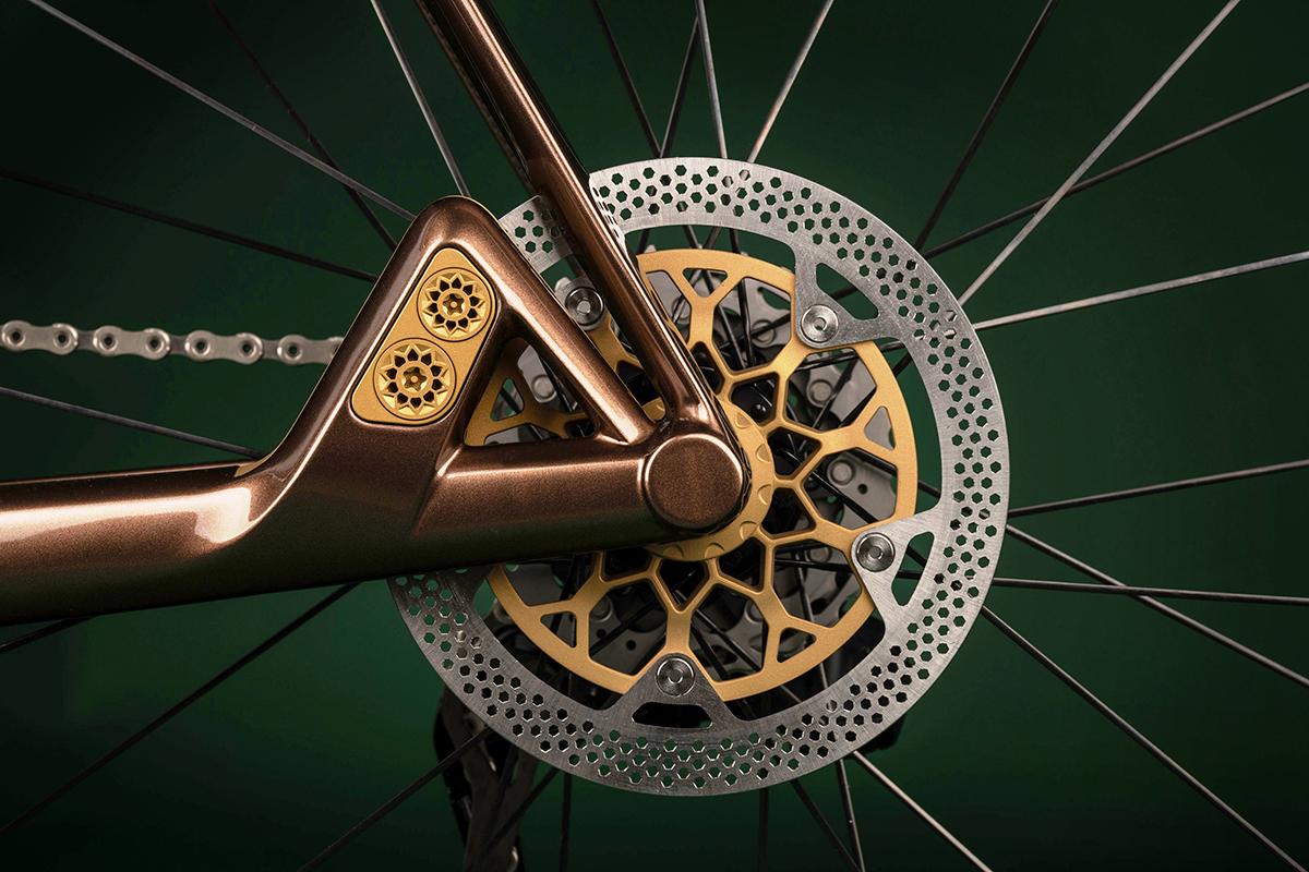 creapills's tweet photo. Aston Martin s'est associé au fabricant de vélo en titane J.Laverack pour créer le vélo “le plus méticuleux au monde”. Ça c’est un vélo de compet’ 🚲

Plus d’infos : https://t.co/z0l4VypjGZ https://t.co/tNzzkAFLZj