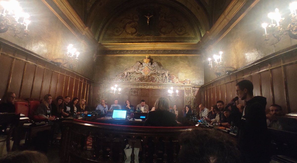 Ahir el #PleVic va decidir no posar-se al costat del poble palestí davant el genocidi per part de l'Estat d'Israel.

Junts, Ara Vic, PSC i l'extrema dreta hi van votar en contra i no cal dir que, tot i les seves paraules hipòcrites, en cap moment van intentar consensuar el text.