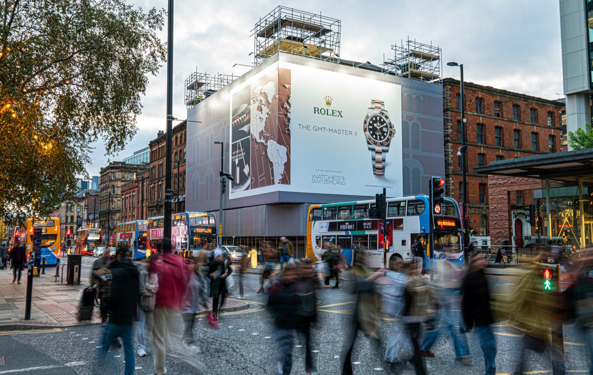 maximusmaximise's tweet photo. Swiss watch manufacturer @ROLEX  dominates the heart of Manchester’s city centre next to the retail district with a sleek advertisement for its Oyster Perpetual GMT-Master II. @kineticwwUK @mindshare_uk 

#OOH #outofhome #advertising #megabanner https://t.co/qEfDRsGLcn