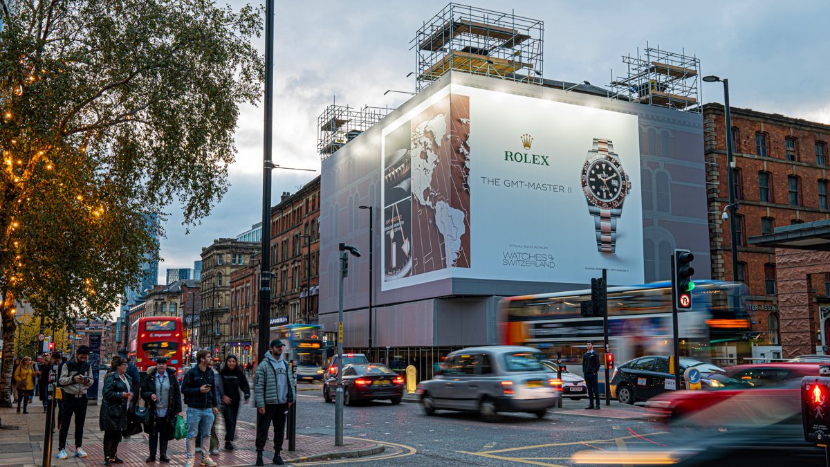 maximusmaximise's tweet photo. Swiss watch manufacturer @ROLEX  dominates the heart of Manchester’s city centre next to the retail district with a sleek advertisement for its Oyster Perpetual GMT-Master II. @kineticwwUK @mindshare_uk 

#OOH #outofhome #advertising #megabanner https://t.co/qEfDRsGLcn