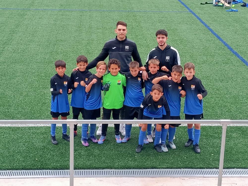 CFAEspluguenc's tweet photo. FUTBOL BASE | LA TERCERA CONSECUTIVA! 

El benjamí A S10 supera al Sant Viçenc dels Horts (6-3) i ja és quart a la classificació! 

#SomEspluguenc | #Esplugues https://t.co/EzcFY73SeS