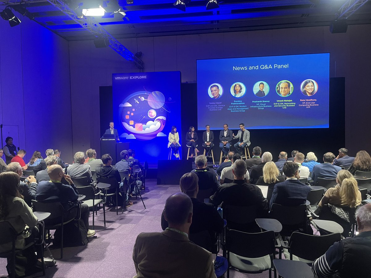 What an exec lineup! <a href="/JoeBaguley/">J8y</a> chairs the press conference in front of ~100media and influencers #VMwareExplore