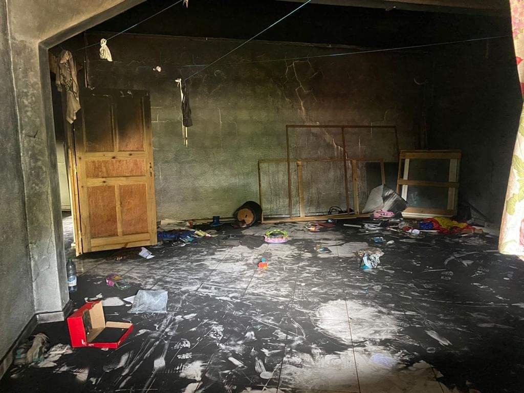 DeputeeEstelle's tweet photo. #Pillage, #IncendieVolontaire à Bandraboua pour la 2e nuit: la #terreur reprend à #Mayotte. Des individus armés, cagoulés, et déterminés ont brûlé et pillé des maisons, chassé des familles traumatisées. La peur doit changer de changer de camp! #Wambushu @GDarmanin @Gendarmerie https://t.co/62nITWvyOr