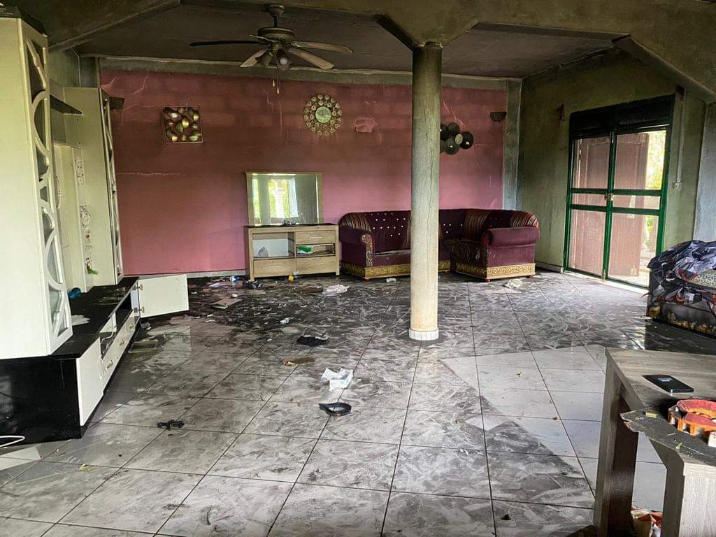 DeputeeEstelle's tweet photo. #Pillage, #IncendieVolontaire à Bandraboua pour la 2e nuit: la #terreur reprend à #Mayotte. Des individus armés, cagoulés, et déterminés ont brûlé et pillé des maisons, chassé des familles traumatisées. La peur doit changer de changer de camp! #Wambushu @GDarmanin @Gendarmerie https://t.co/62nITWvyOr