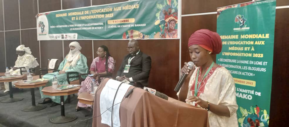 LudovicKamdem's tweet photo. Olivia Tchamba de la Firme Méta déclare que le rôle de Meta est de favoriser les comportements sains sur toutes ses plates formes.
#WeThinkDigital
#ConferenceBamako
#DigitalSansHaine https://t.co/zL1V9bpXjp