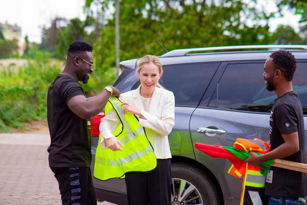 KobbyKyei_'s tweet photo. I would like to convey my heartfelt gratitude to the Italian Ambassador to Ghana @DanieladOrlandi for being on the streets yesterday, aiding pedestrians, especially school children, in safely crossing. 

Her steadfast dedication to this cause is truly commendable, and her involvement is sure to have a positive impact on the safety of our community. 

I extend my sincere thanks for her invaluable support in this important initiative. 🇬🇭🇬🇭👏

#RespectZebraCrossing 
#TheBlogger 
📸 #zikey_photograhy