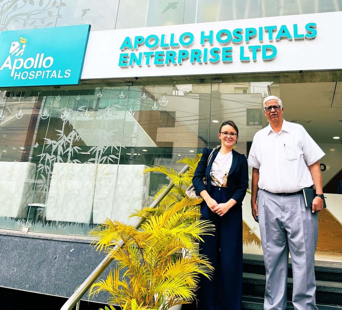 AnnaChmaro's tweet image. Quick visit to @HospitalsApollo in #Bangalore to discuss possibility of implementing @scalpcooling in their centres to give #cancer patients the chance of hair preservation and early regrowth thanks to #coldcapping. What an impressive #oncology set up! 
#ChangingTheFaceOfCancer