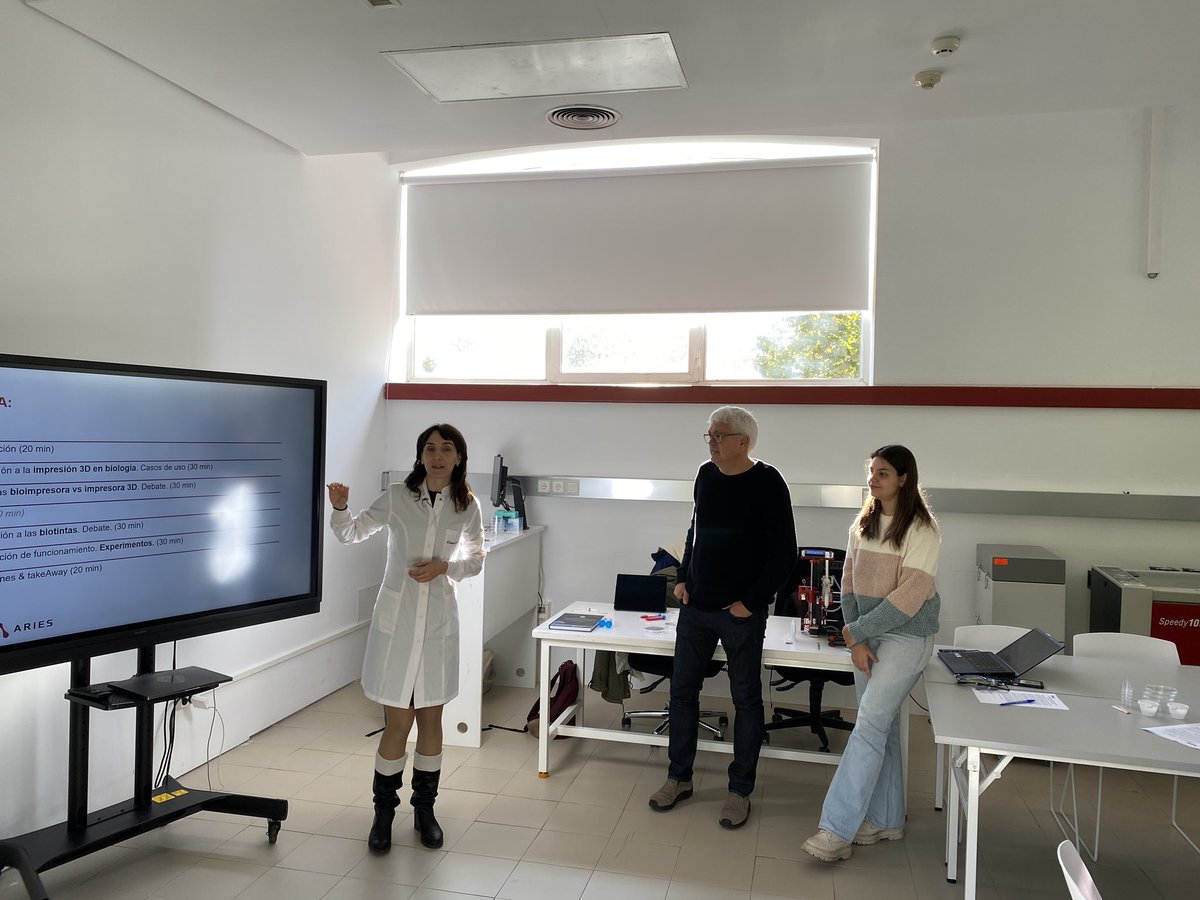 Esta mañana nos asomamos al fascinante mundo de la impresión de tejidos humanos y órganos. La investigadora principal del grupo Aries de Nebrija, Nieves Cubo, nos está explicando cómo lograrlo en el taller de #bioprinting que celebramos en la #SemanaCienciaInnovación.