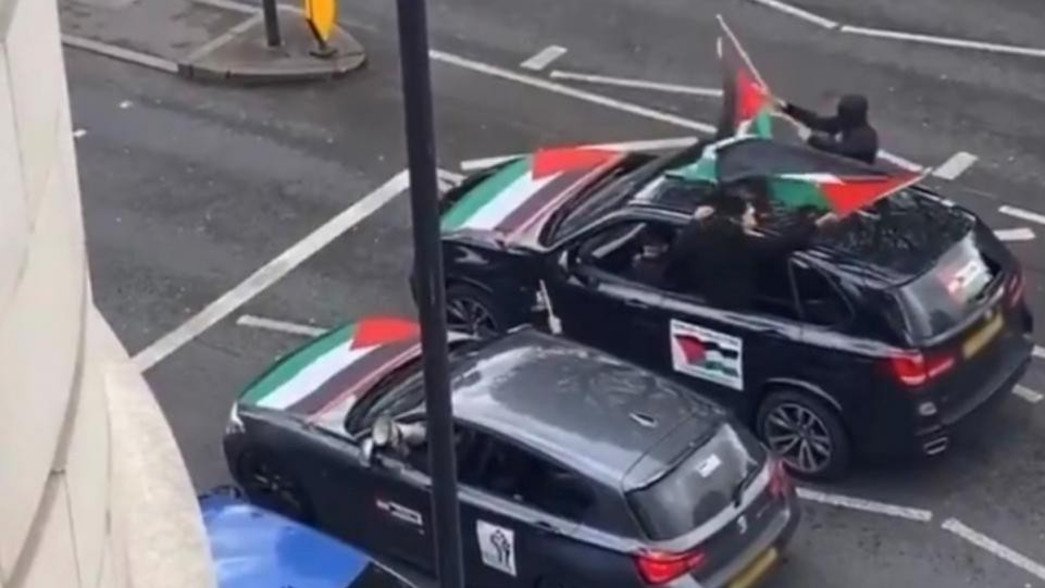 daveatherton's tweet photo. In May 2021 two cars & 4 people drove through Jewish areas in north London chanting "f**k the Jews, we will rape your mothers & daughters." The @CPSUK declined to prosecute. 

The organisers of the drive 1Vision & Convoy4Palestine,  have also organised this Saturday's protests. https://t.co/2iGaIPXGYK
