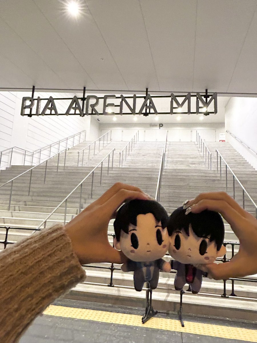 ponsuke132's tweet photo. さいっこうすぎるライブだった、、、！
アリーナのおっきなステージに立つ凌大くんの姿が見れて本当に幸せだったし
圧倒的で魅力的でアリーナのステージで堂々と輝いてて最高にかっこよかった😭💖
トロッコではしゃぐ姿も見れて
丸メガネ、、、
大好きなビジュだった🫠💖
はぁ、一生の思い出！！ https://t.co/L7lynU0ch6