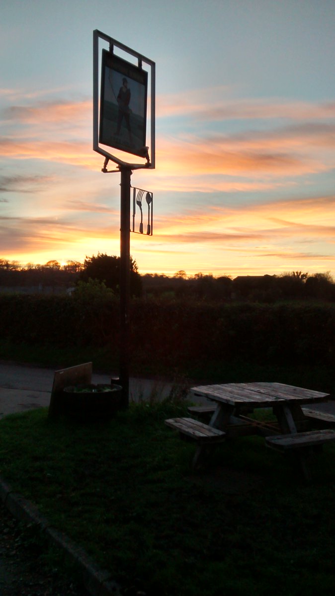 Superproprep's tweet photo. @DailyPicTheme2 A typical sunset at The Hampshire Bowman - a pub I may have #STUMBLED out of once or twice. https://t.co/apSecDHloh