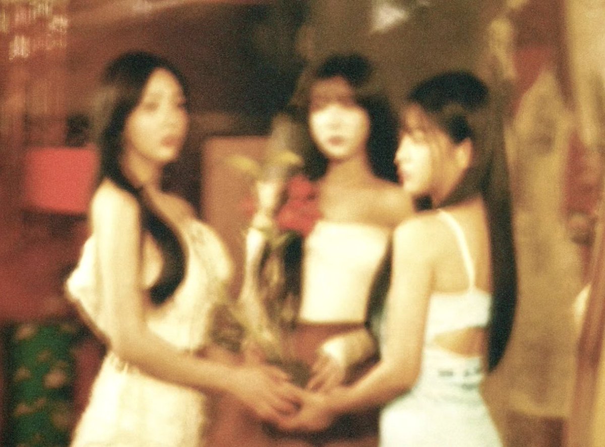 redfl4vour's tweet photo. red velvet tapped into the world of traditional art with teasers &amp; album designs. next, cinematography with the haunting trailer and now, photography. red velvet are a group for the arts ✩ ‧₊˚ https://t.co/q1UplrqVN9