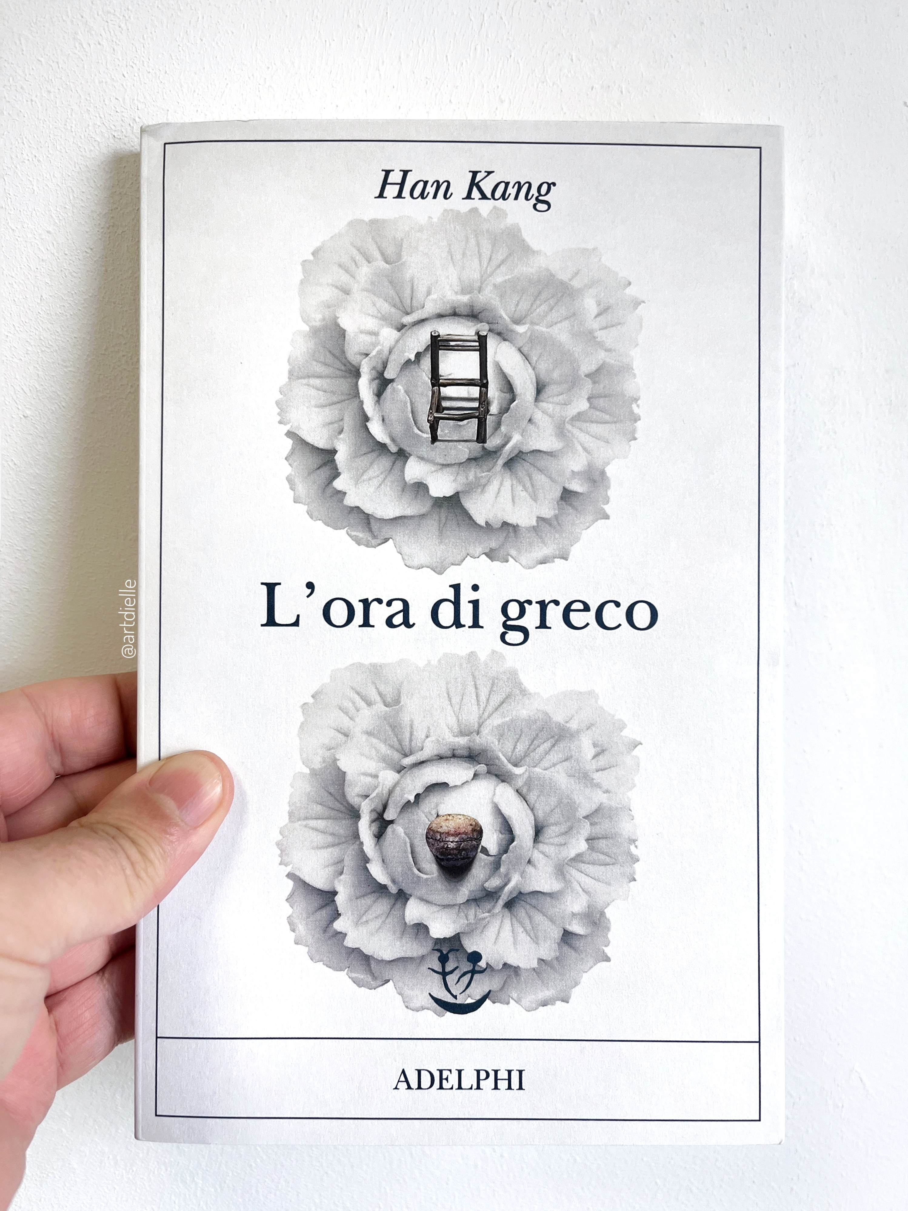 Arturo Dielle on X: Con L'ora di greco la coreana Han Kang costruisce un  romanzo in cui il testo si assottiglia pagina dopo pagina, fino a ridursi  all'essenziale. Il collasso del linguaggio
